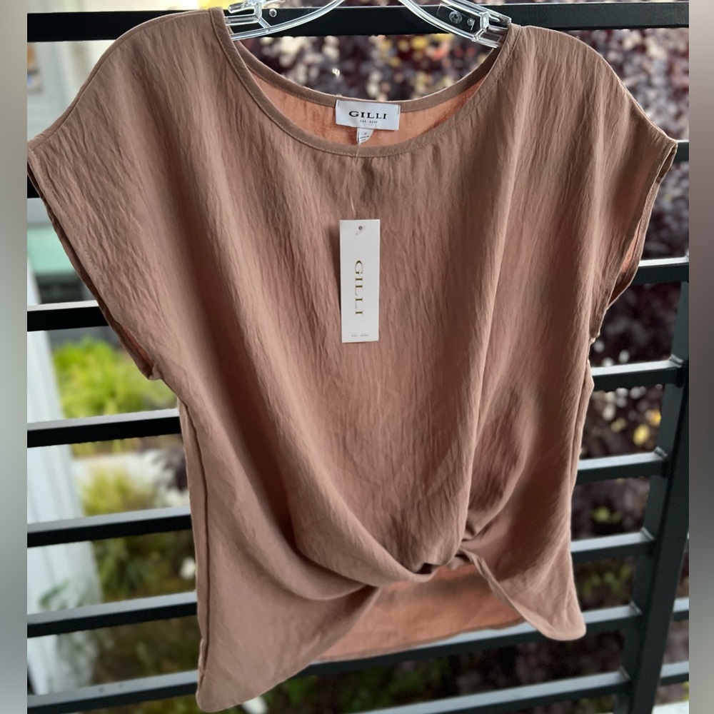 *NWT*  Front knot lightweight short sleeve top